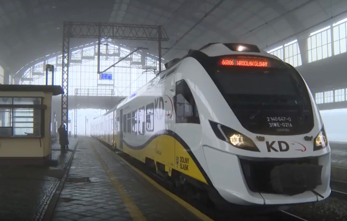 Koleje Dolnośląskie odjeżdżają. Prezydent Legnicy spóźnił się na pociąg? (WIDEO)