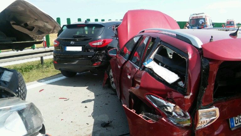 Bliźniacze kolizje na A4. Jedna osoba w szpitalu