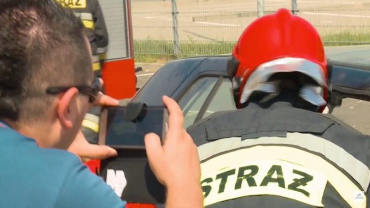 Zamiast pomóc ofiarom wypadku, kręcili filmik do Internetu (WIDEO)