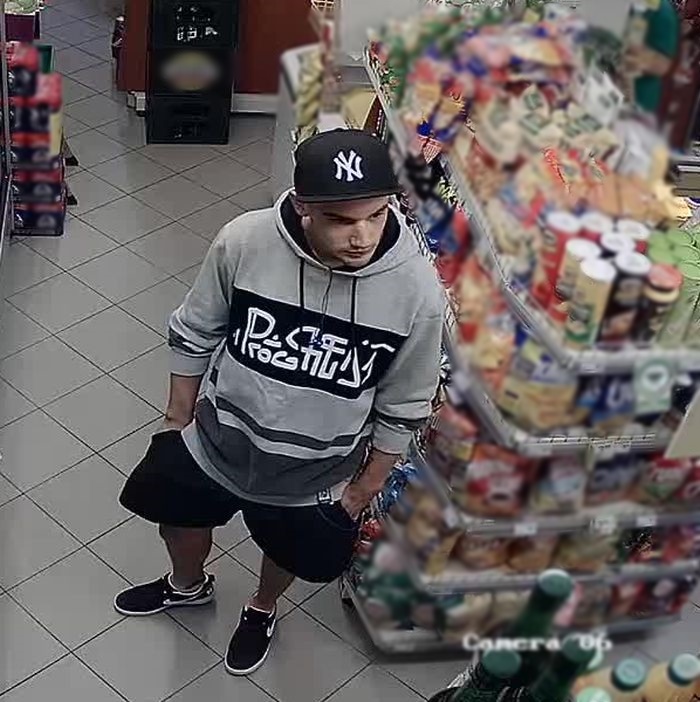Płacił cudzą kartą. Szuka go policja (WIDEO)