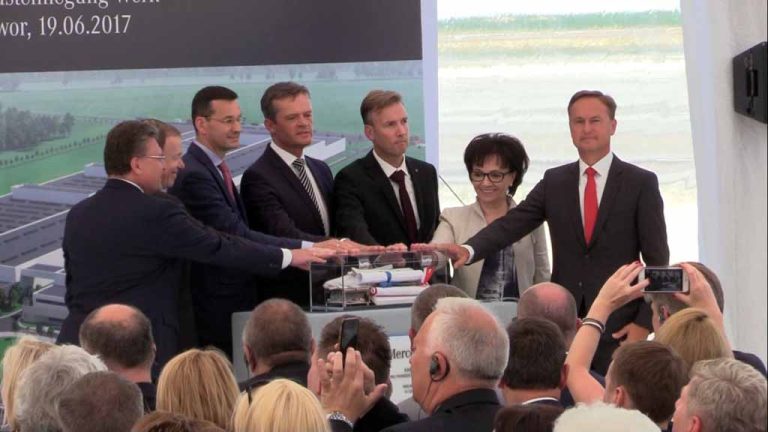 Mercedes wjechał na budowę. Jaworzanie świętują (FOTO)