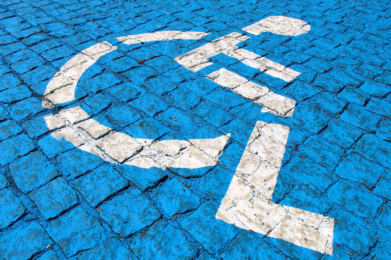 Ofensywa ZDM trwa – przybywa niebieskich parkingów (WIDEO)