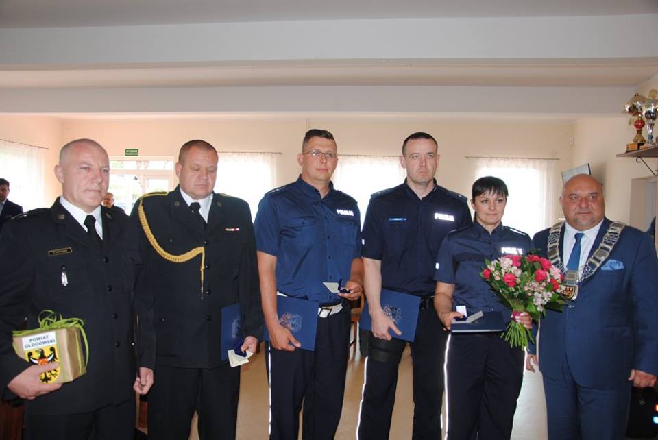 Odznaczeni za uratowanie życia tonącej kobiecie