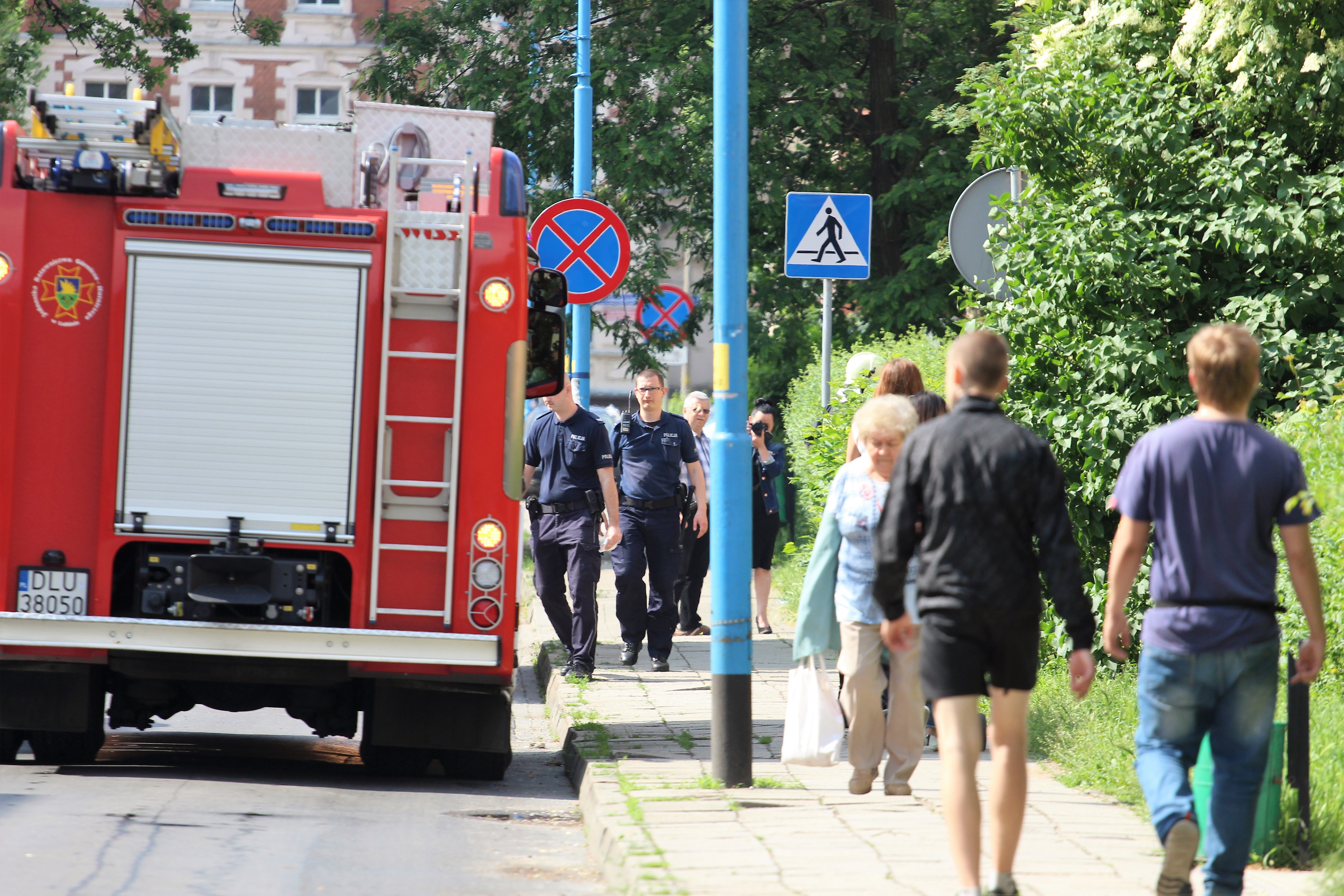 Uratowali mężczyznę z zadymionego mieszkania