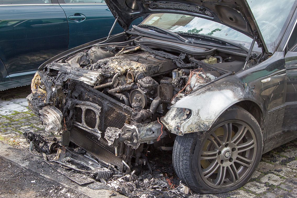 Strażacy ugasili płonące bmw (WIDEO)