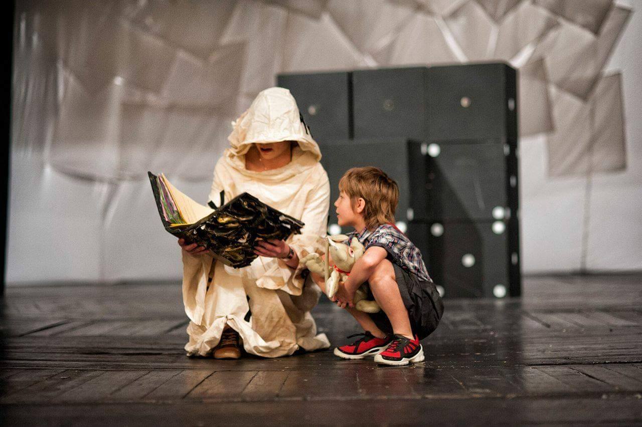 Rodzicielstwo zastępcze na teatralnej scenie
