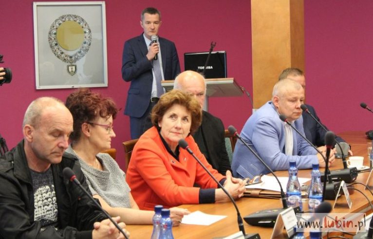 Powiatowi radni debatowali o prywatnym szpitalu (WIDEO)