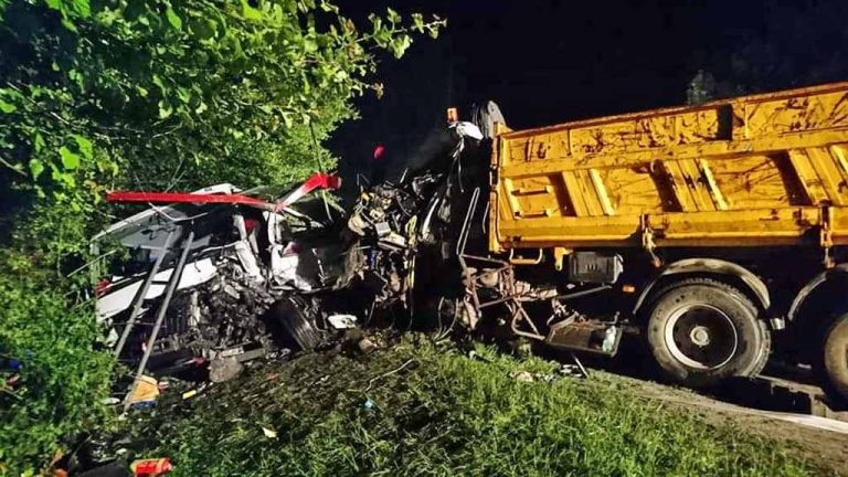 Tragedia na drodze. Czołowo zderzyły się dwie ciężarówki (FOTO)