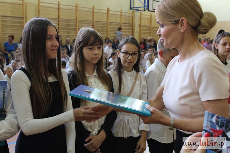Świadectwa rozdane, ostatni dzwonek już zabrzmiał (WIDEO)