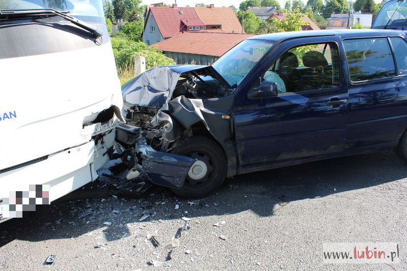 Golf zderzył się z autobusem (WIDEO)