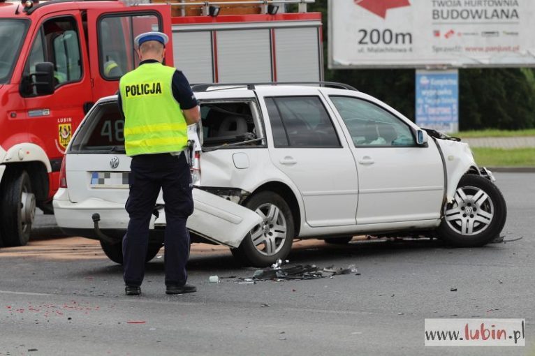 Zderzenie autobusu i osobówki na skrzyżowaniu (WIDEO)
