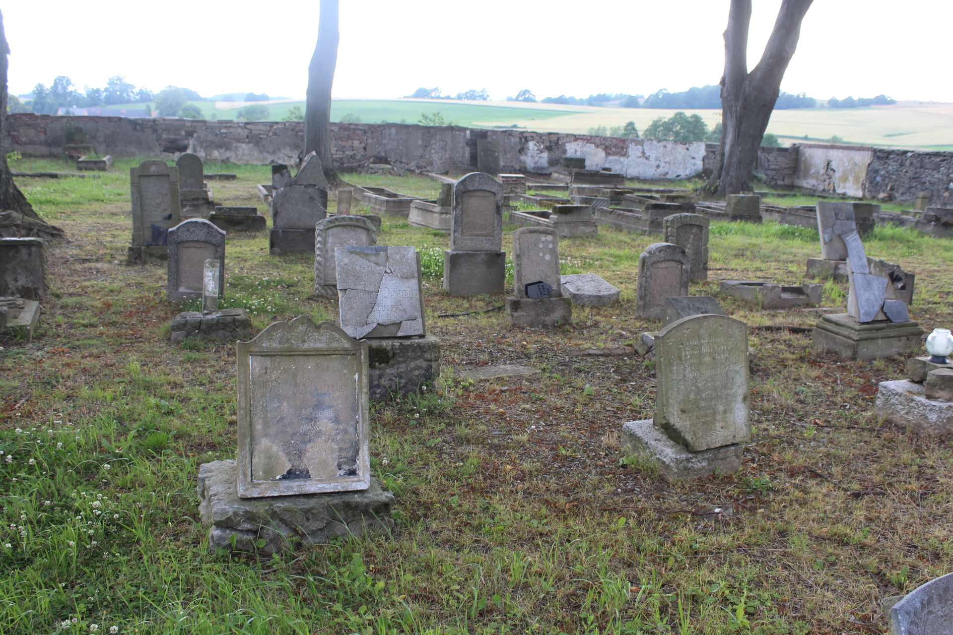 Tajemniczy cmentarz w Pomocnem