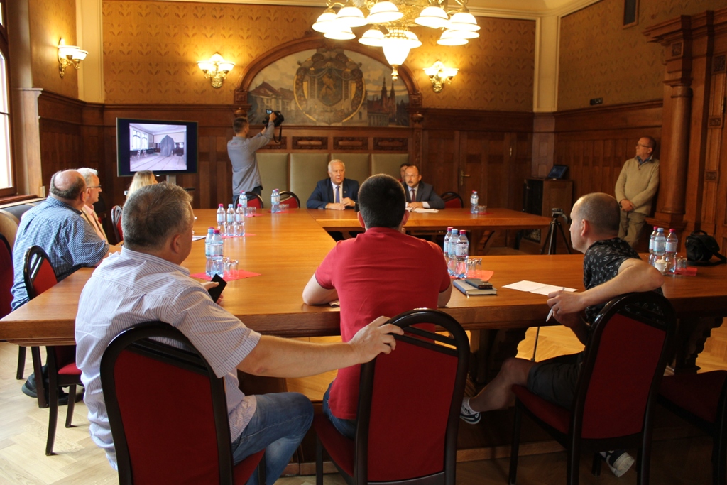 Legnicki ratusz z odrestaurowanym zabytkiem (WIDEO, FOTO)