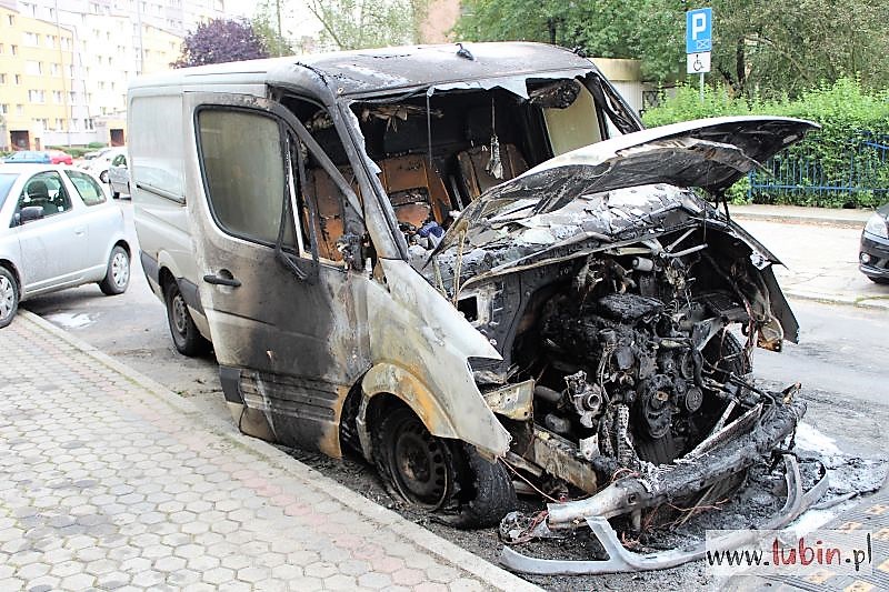 Spłonął dostawczy mercedes (FOTO) (WIDEO)