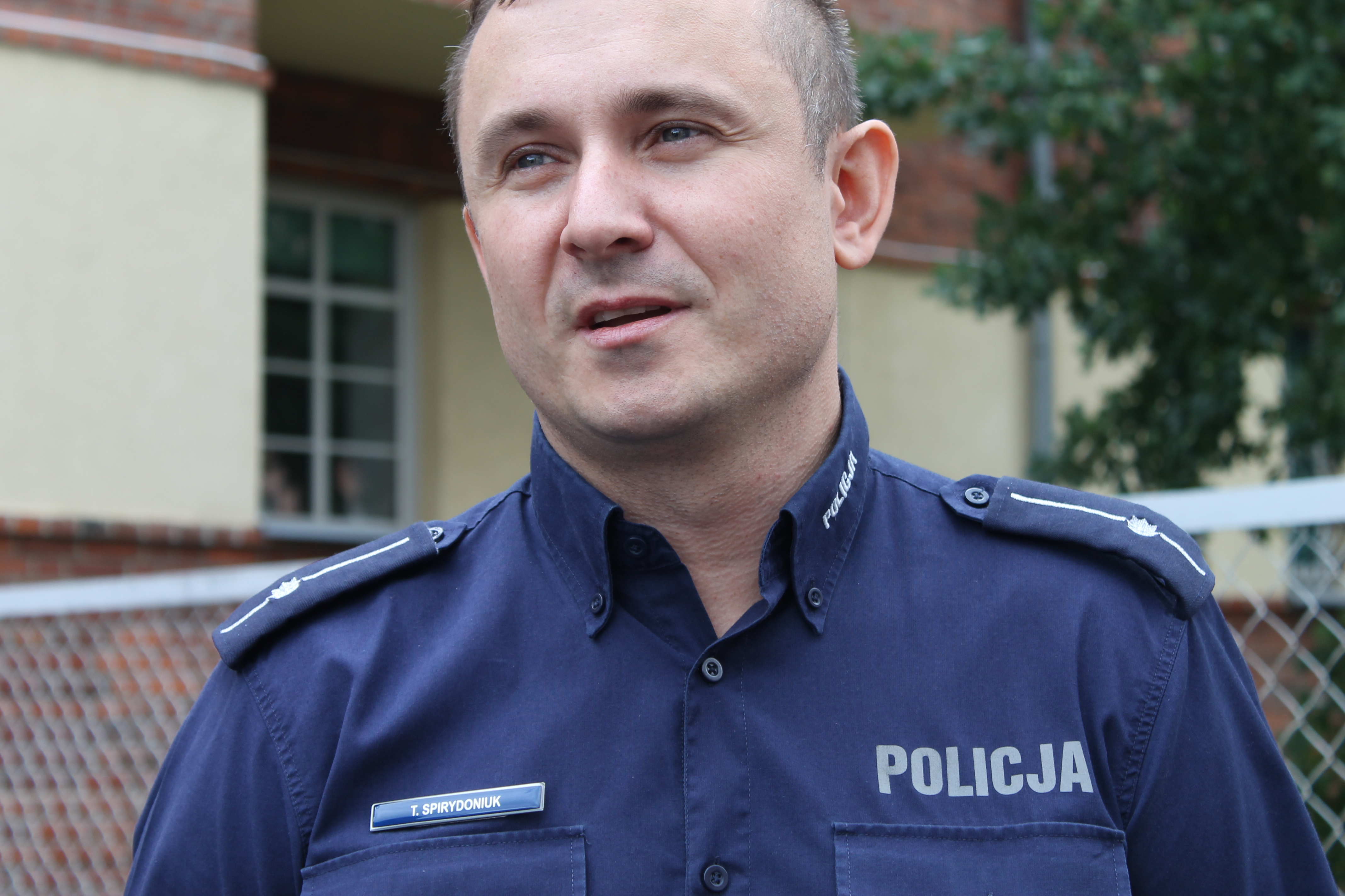 Mógł umrzeć tuż obok szpitala. Uratowała go policja (WIDEO)