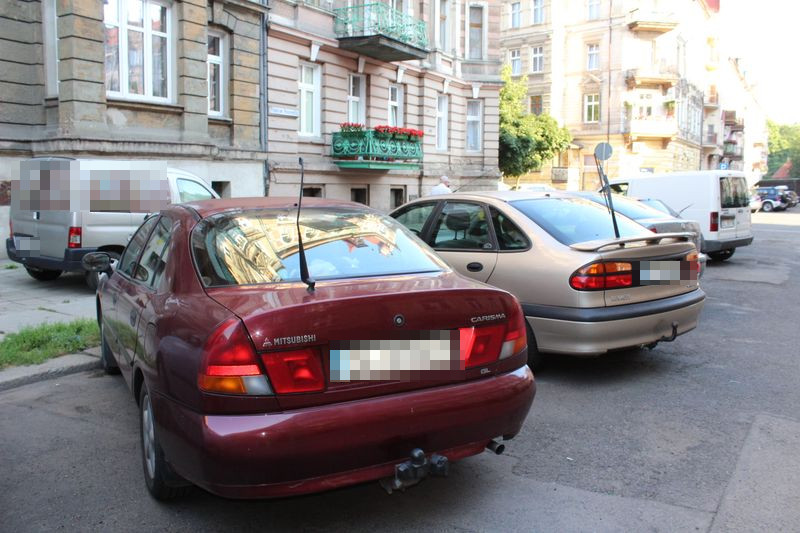 Szedł pijany i wyrywał wycieraczki