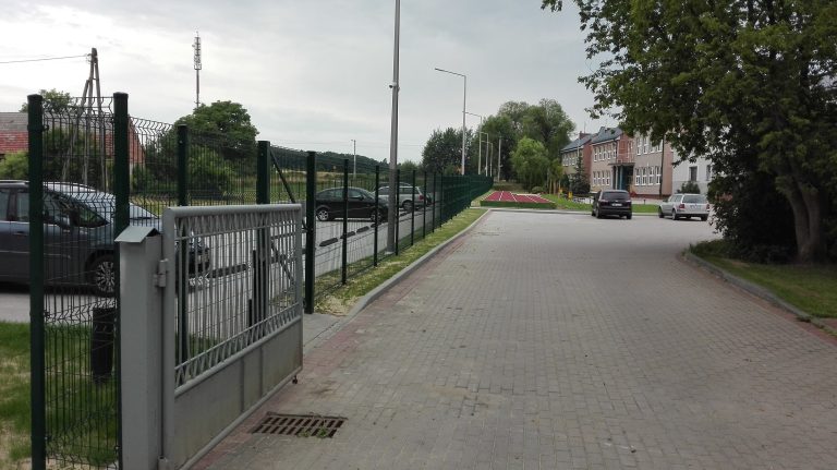 Nowy parking przy szkołach w Jerzmanowej