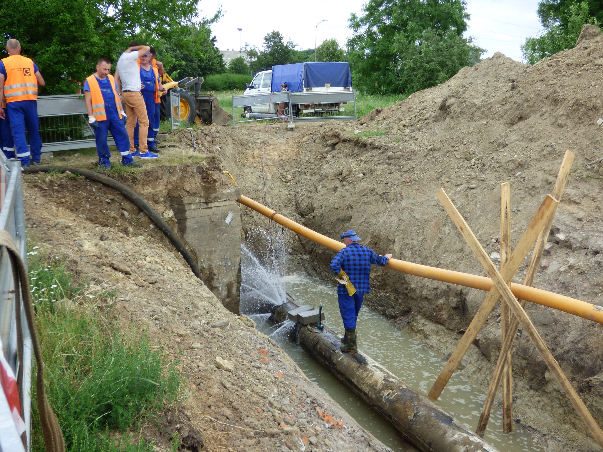 Modernizują magistralę na os. Piastów Śląskich (WIDEO)