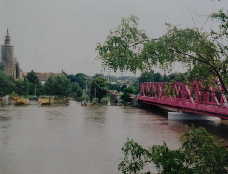 Choć wody mało, rzeka wciąż wywołuje niepokój (FOTO)