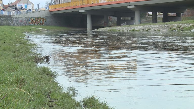 Lipcowy deszcz zwiastunem powodzi? (WIDEO)