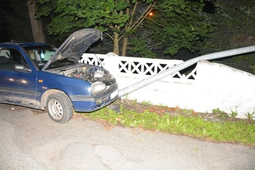 Po pijaku staranował latarnię, po czym zgłosił kradzież auta