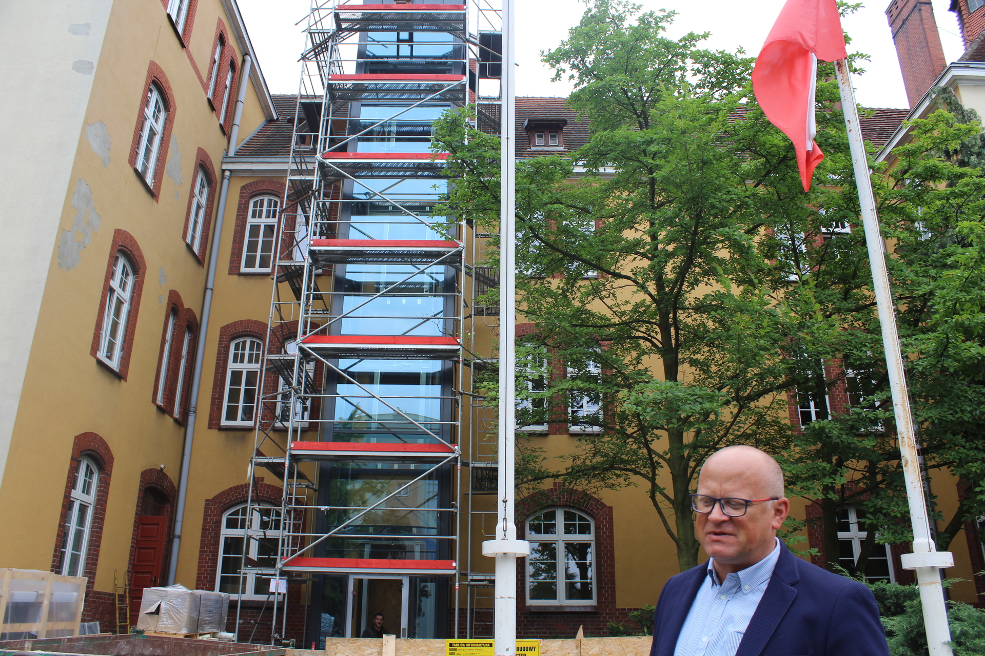 Windą do głogowskiego starostwa (WIDEO)