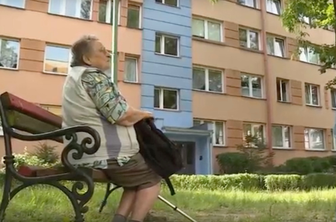 Schorowani seniorzy proszą o windy w swoich budynkach (WIDEO)