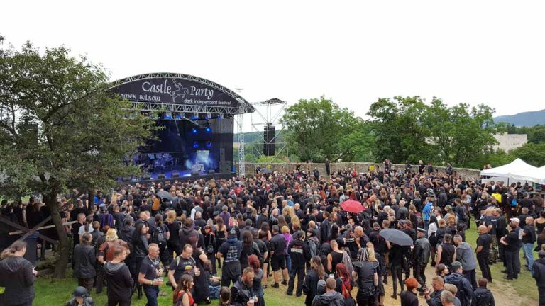 Mroczno na zamkowym dziedzińcu – trwa Castle Party (WIDEO)