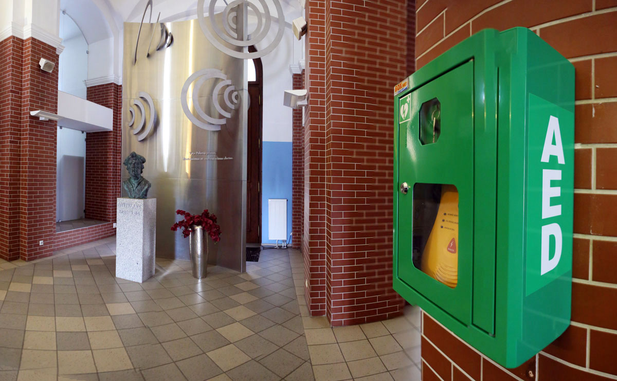 Legnicka PWSZ ma defibrylator