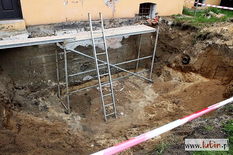 Budowlańcy znaleźli ludzkie szczątki! (WIDEO, FOTO)