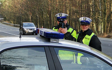 Z żoną i dzieckiem pędził 105 km/h po wiejskiej drodze