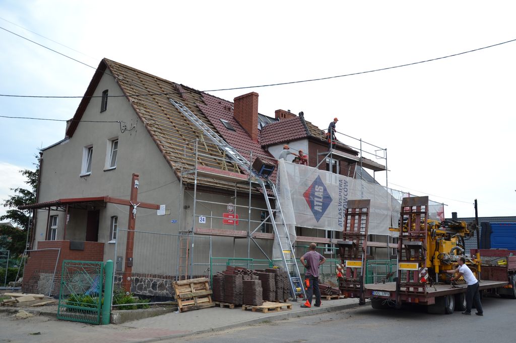 Uczniowie na wakacjach, a w ich szkole praca wre