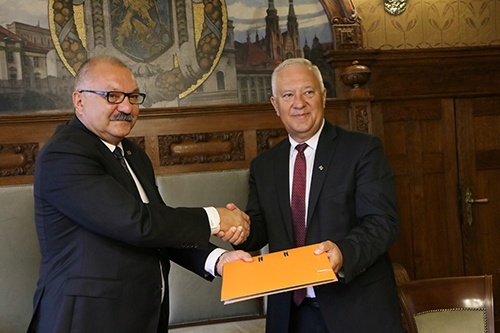 Unia zapłaci za sprzęt dla legnickich szkół