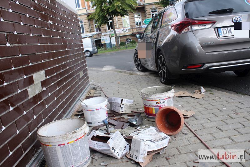 Rozpędzona taksówka wjechała w budowlańców