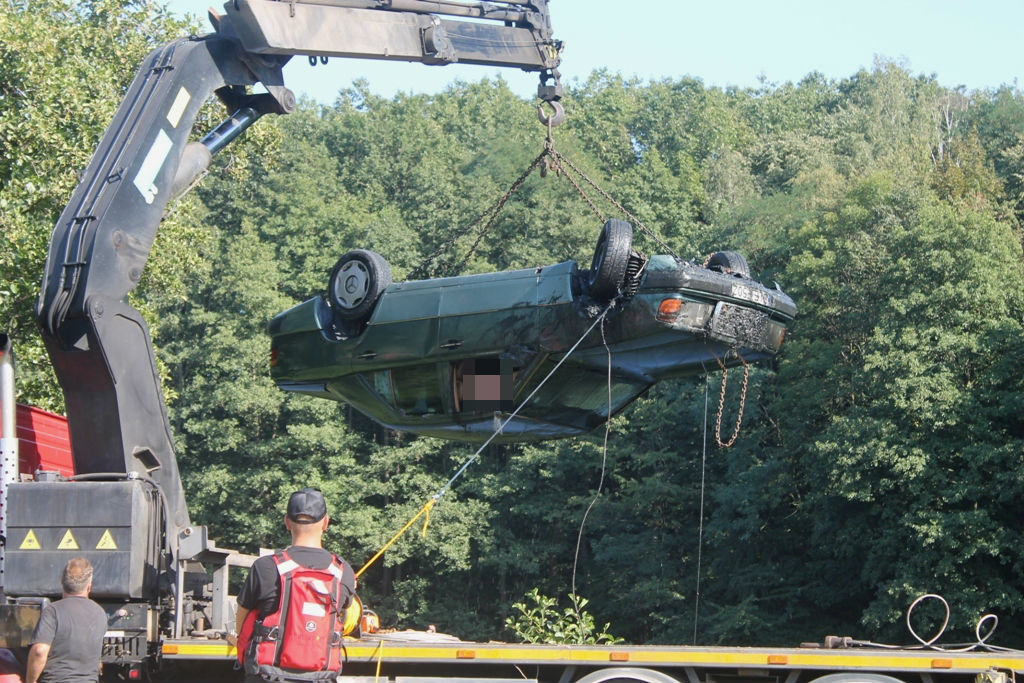 Ciało mężczyzny w zatopionym aucie (FOTO, WIDEO)