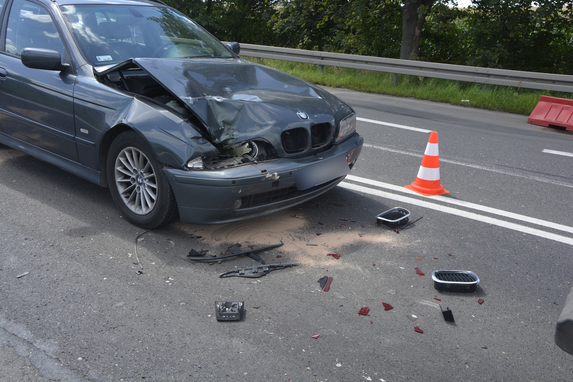 Zderzenie aut przed Głogowem. Trzy osoby w szpitalu