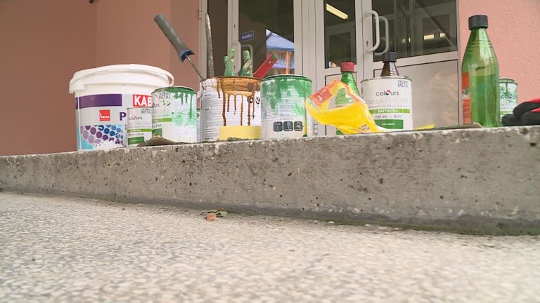 Uczniowie na wakacjach, szkoły remontowane