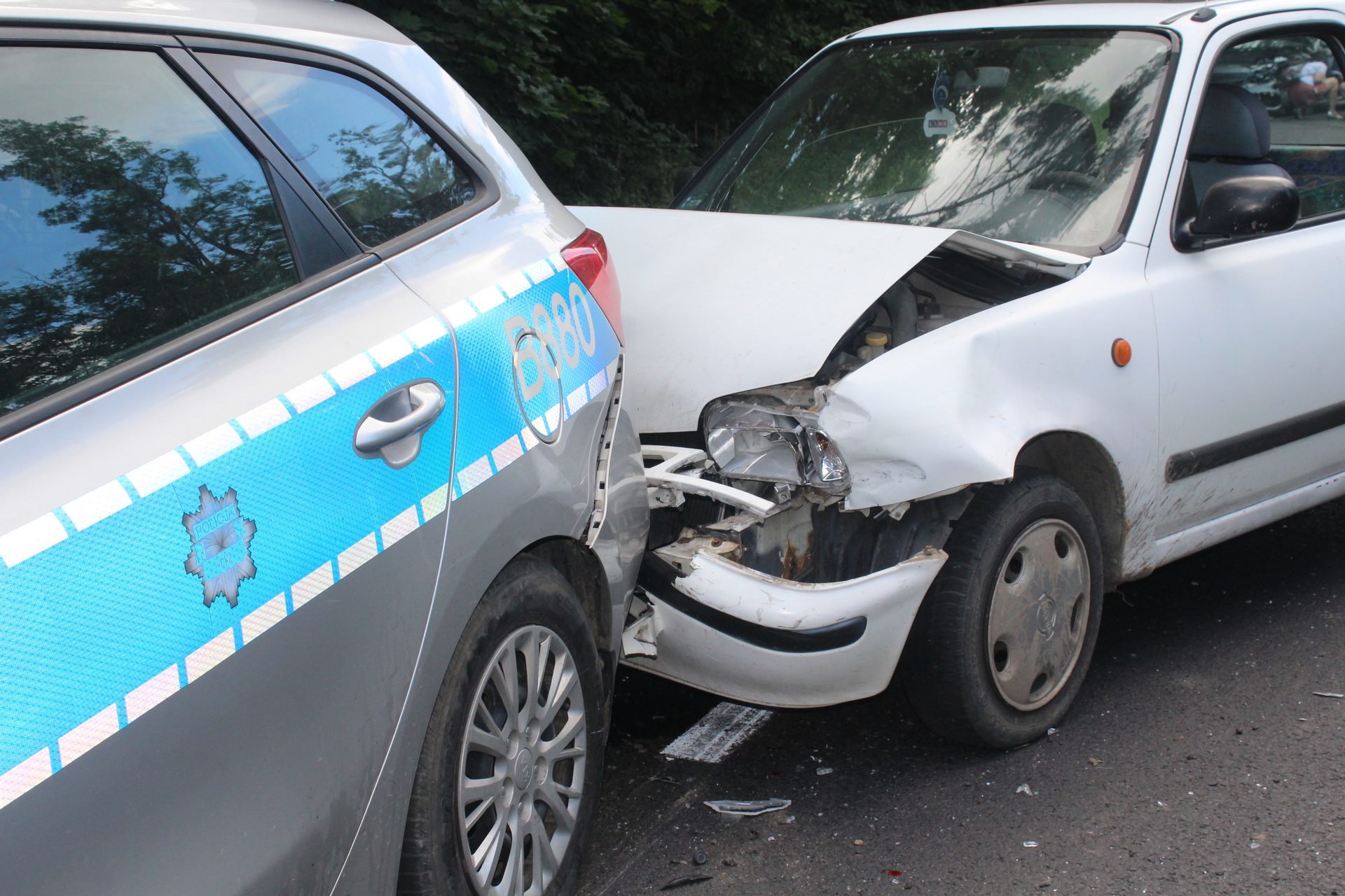 Zarzut dla pijanego, który wjechał w radiowóz (WIDEO)
