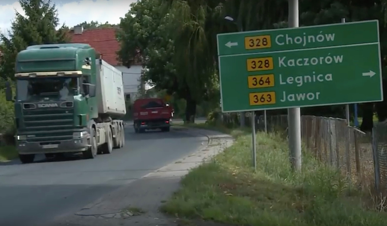 W Złotoryi „znaki drogowe” stawiają… mieszkańcy (WIDEO)