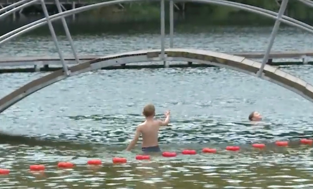 Wysypka po kąpieli w zalewie złotoryjskim. Sanepid bada jakość wody (WIDEO)