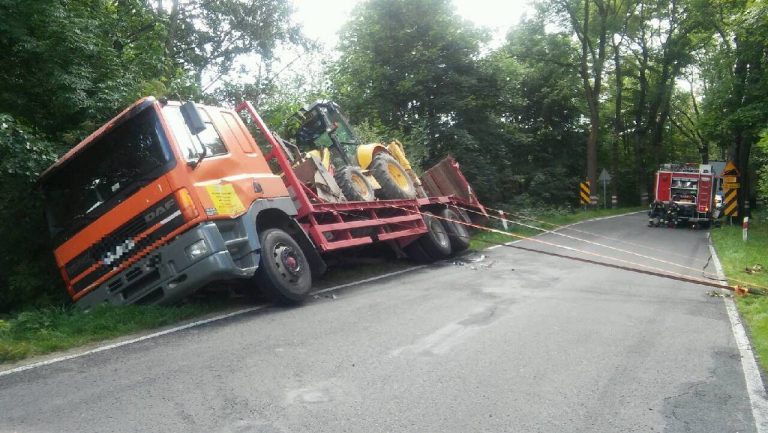 Kolizja trzech aut przed Kapellą. Policja wytyczyła objazd