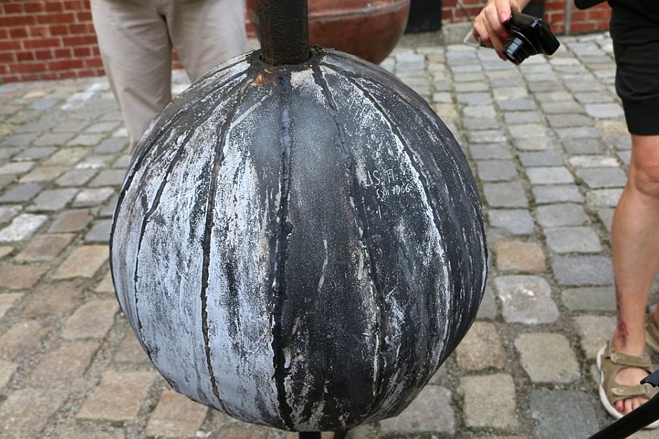 Miedziana kula skrywa kapsułę czasu