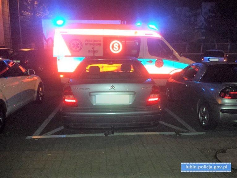 Źle zaparkowany samochód zablokował karetkę pogotowia