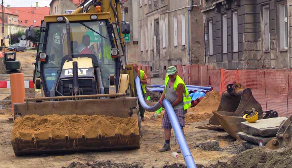 Mieszkańcy cierpliwie czekają, firmy liczą straty (WIDEO)