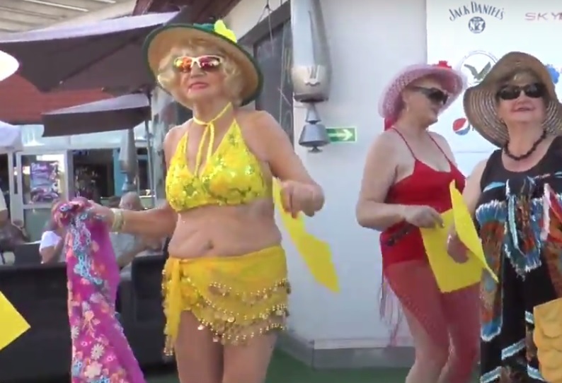 Seniorki w bikini brylują w mediach (WIDEO)