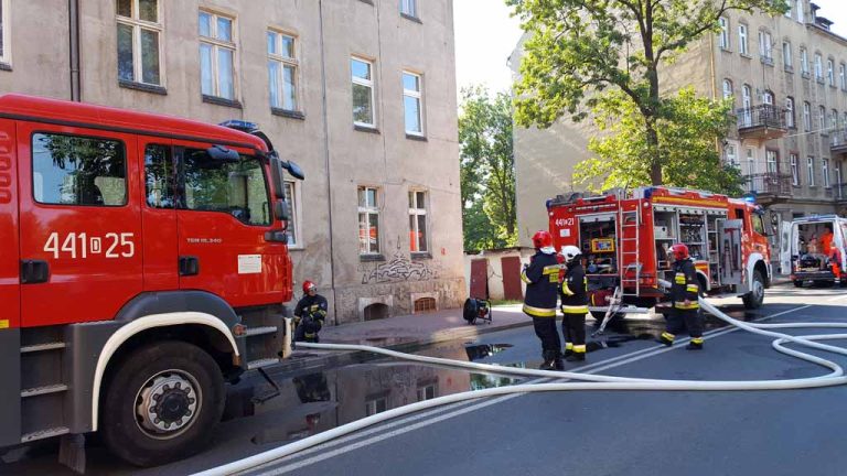 Kamienica w ogniu – sześć osób uwięzionych na poddaszu