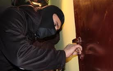 Bądźcie ostrożni! Wakacyjni włamywacze już grasują