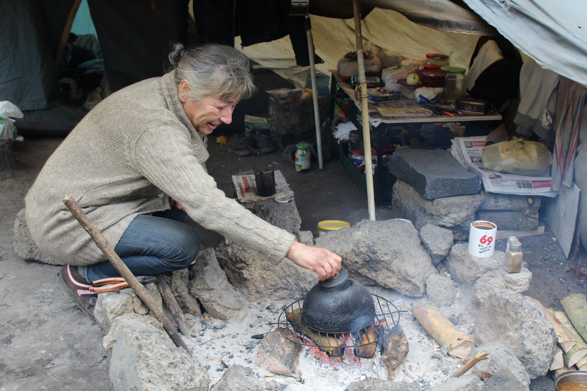 Z foliowego namiotu wreszcie trafili pod swój dach (WIDEO)