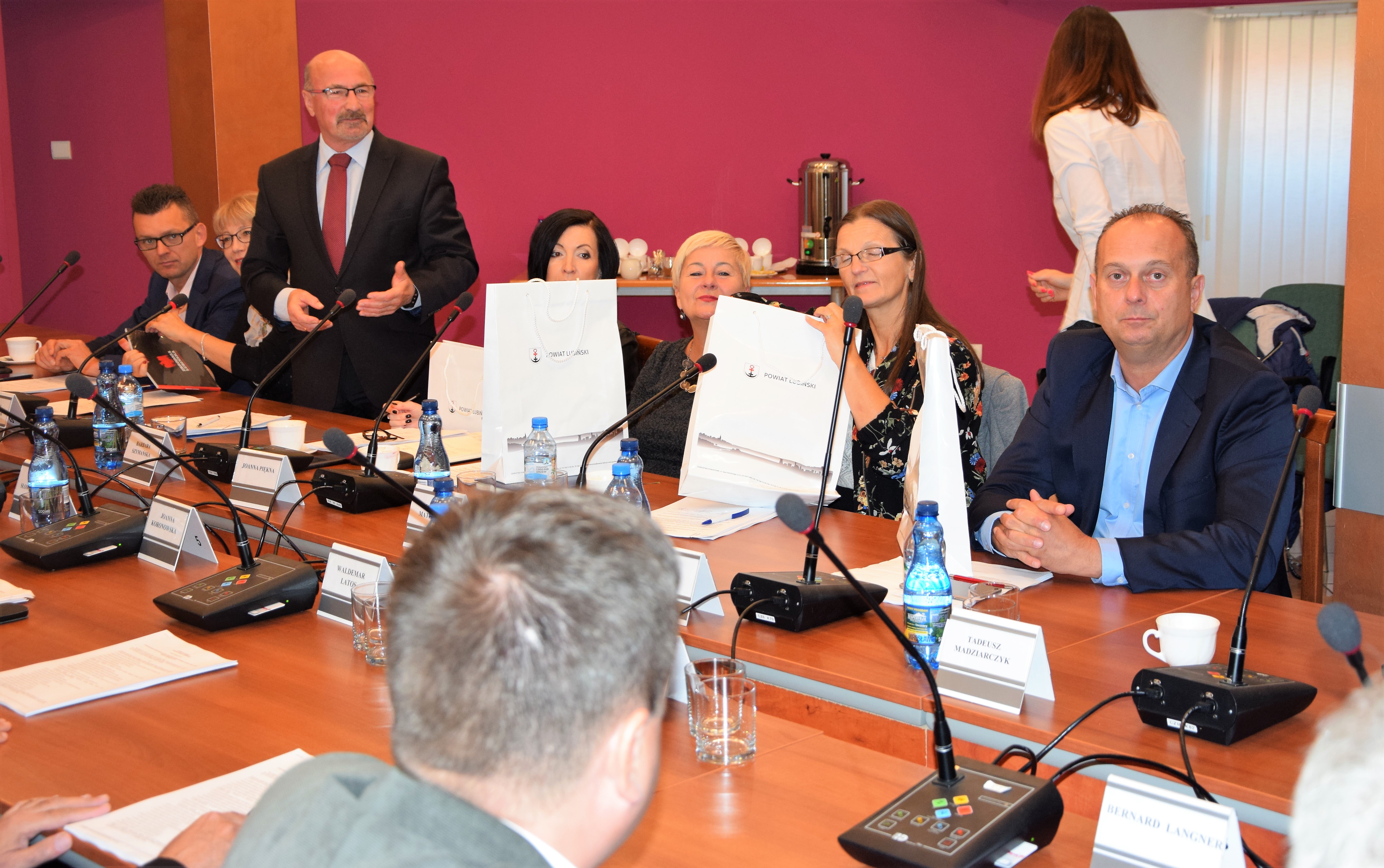 Starosta dał radnym prezenty (WIDEO)