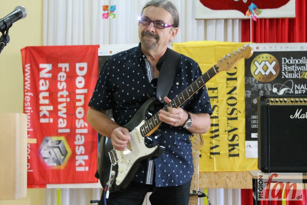 Pierścionek Paris Hilton na festiwalu nauki (WIDEO, FOTO)